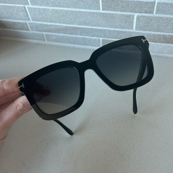 TOM FORD
Sunglasses, style 690 - Picture 9 of 10